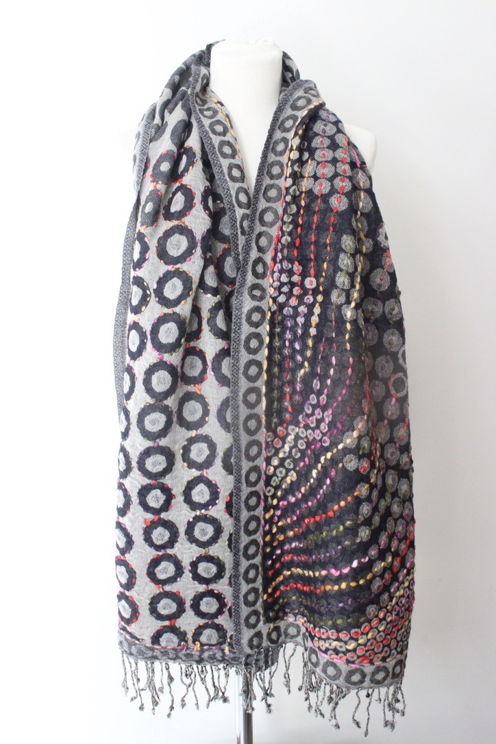 Wool embroidery drops black WED07